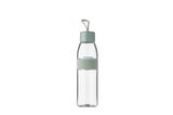 Transparente Trinkflasche mit grünem Deckel und Griff, frontal fotografiert