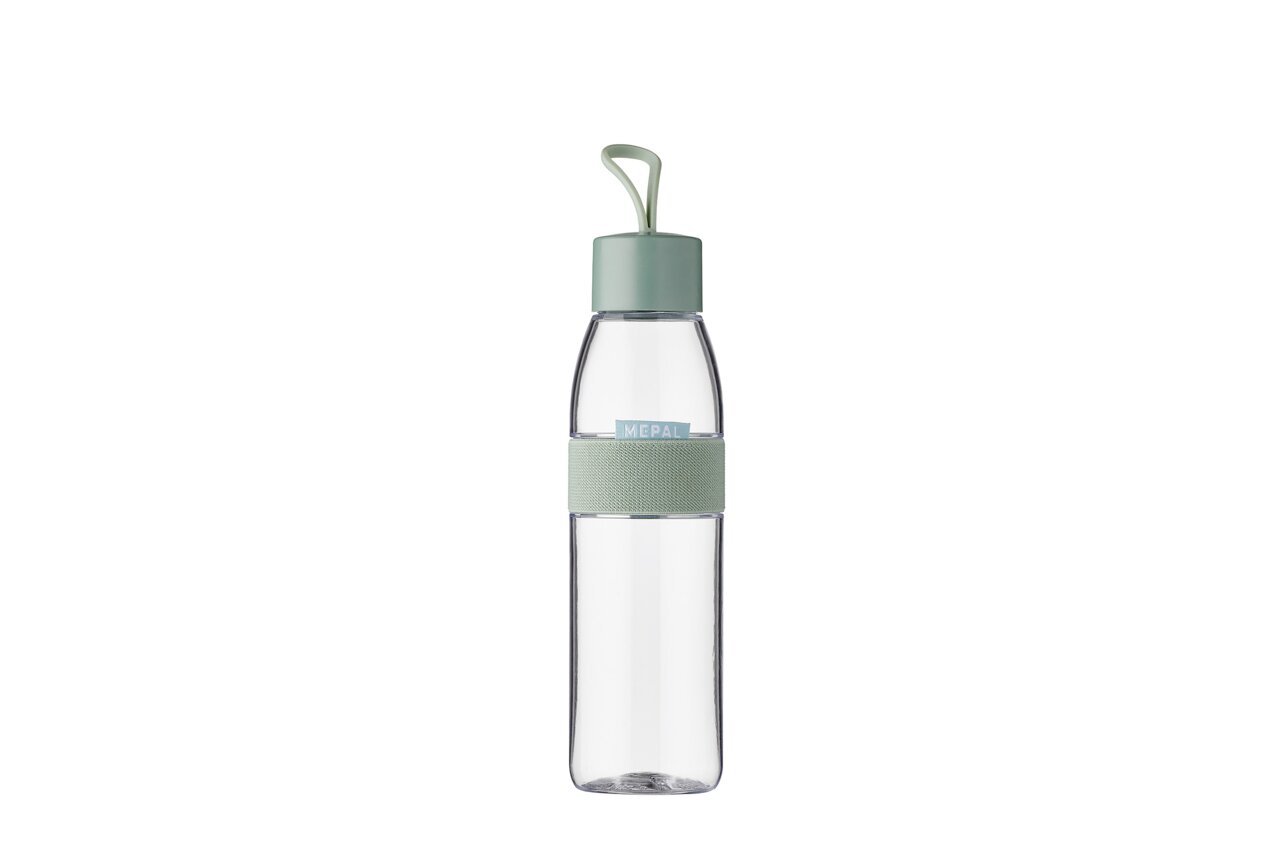 Transparente Trinkflasche mit grünem Deckel und Griff, frontal fotografiert