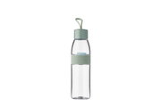 Transparente Trinkflasche mit grünem Deckel und Griff, frontal fotografiert