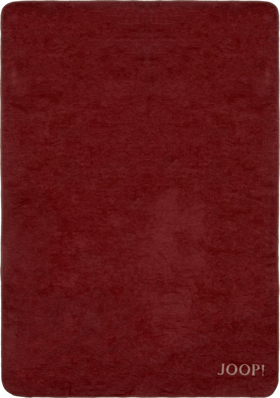 Rote Decke mit JOOP!-Logo in der unteren rechten Ecke, Draufsicht