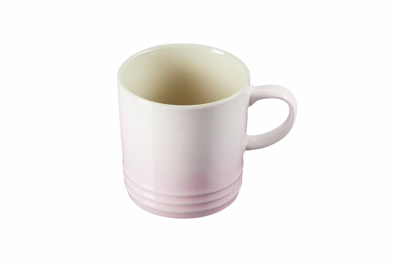 Rosa Becher aus Keramik, schräg von oben fotografiert