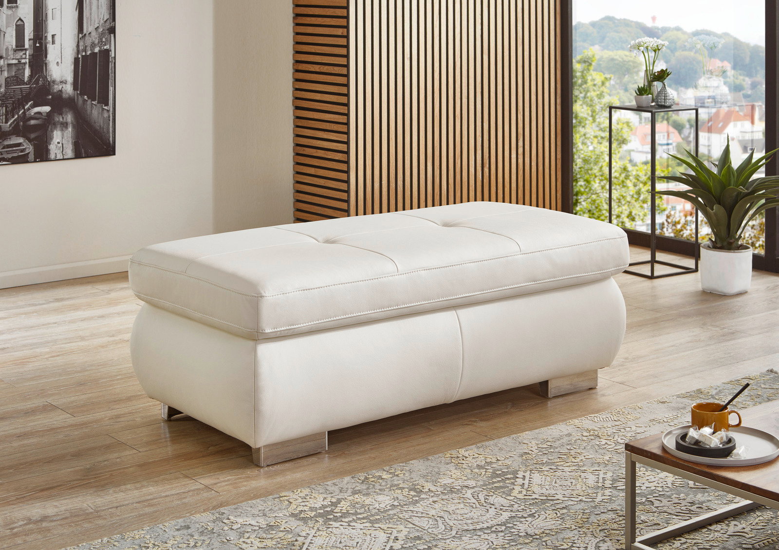 Beldomo Premium XXL Hocker AUSTIN-L Weißer XXL Hocker in modernem Wohnzimmer, seitliche Perspektive