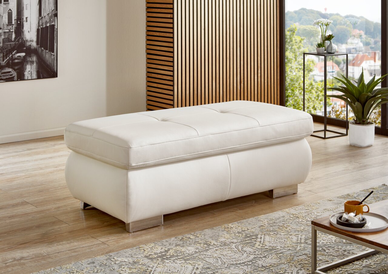 Weißer XXL Hocker in modernem Wohnzimmer, seitliche Perspektive