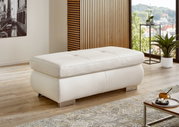 Weißer XXL Hocker in modernem Wohnzimmer, seitliche Perspektive