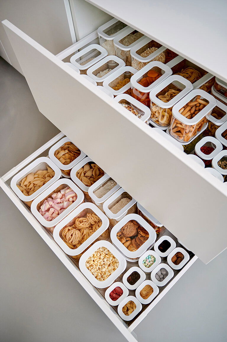 Vorratsdose Modula Mini 375 ml in einer Schublade, gefüllt mit verschiedenen Lebensmitteln, aus der Vogelperspektive.