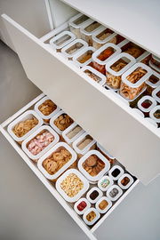 Vorratsdose Modula Mini 375 ml in einer Schublade, gefüllt mit verschiedenen Lebensmitteln, aus der Vogelperspektive.