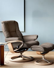 Bequemer Einzelsessel mit Fußhocker in modernem Design, seitliche Perspektive