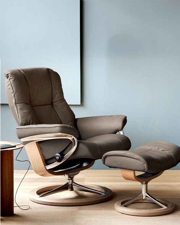 Bequemer Einzelsessel mit Fußhocker in modernem Design, seitliche Perspektive