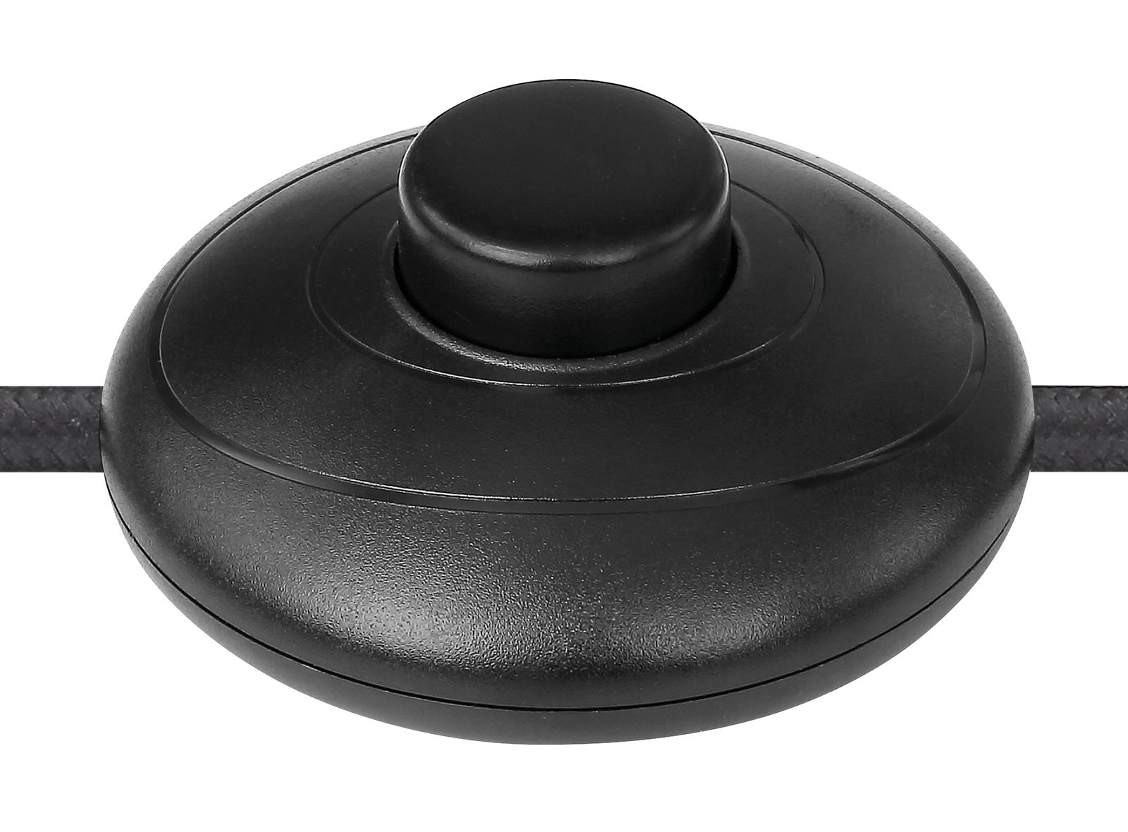 Nahaufnahme eines schwarzen Fußschalters für eine Stehleuchte, seitliche Perspektive