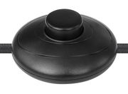 Nahaufnahme eines schwarzen Fußschalters für eine Stehleuchte, seitliche Perspektive