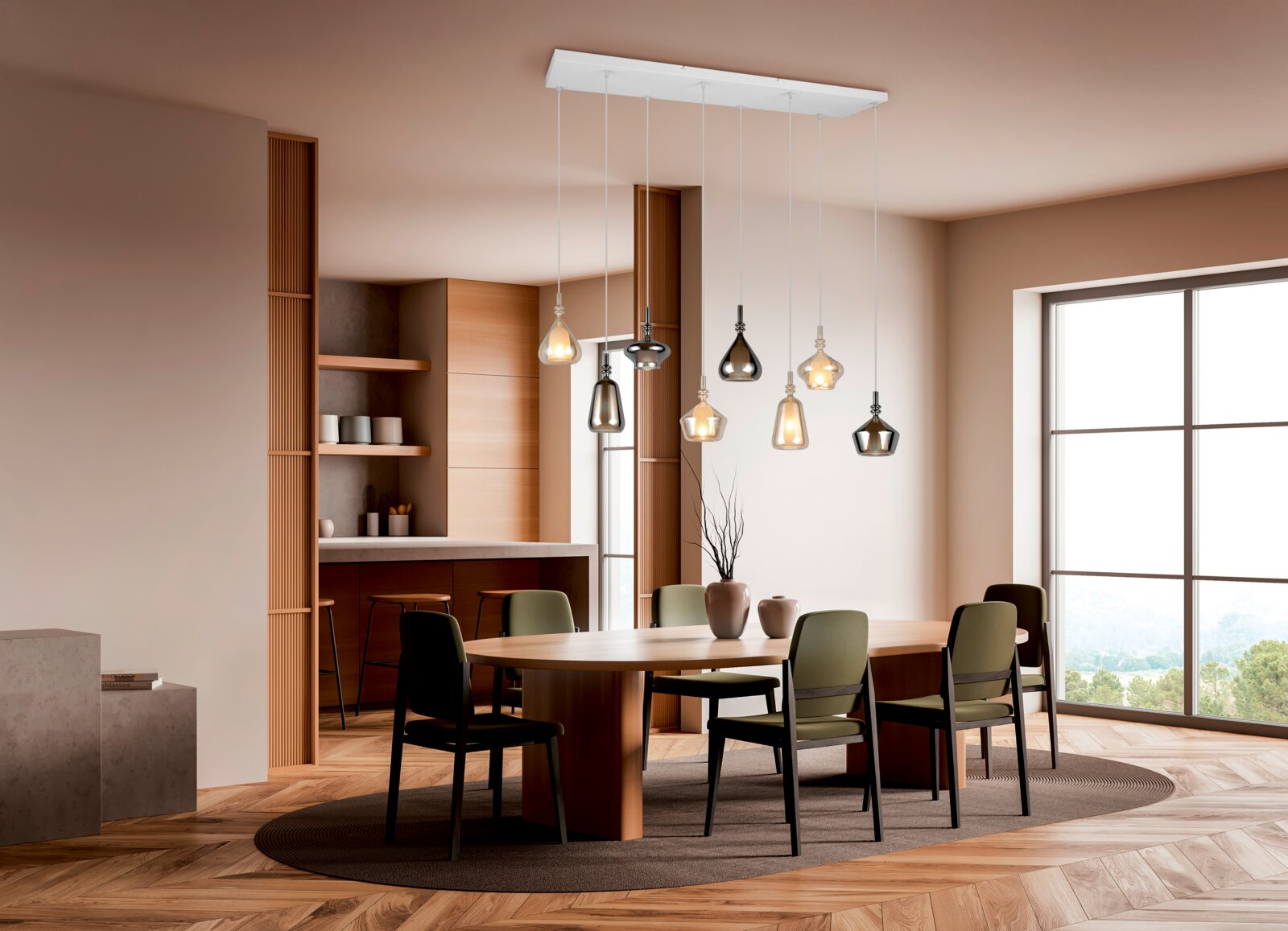 Moderne Mehrflammige Pendelleuchte mit weißem Baldachin und verschieden geformten Glas-Schirmen in Rauchgrau und Klar, warm leuchtend über einem Esstisch im Wohn-/Essbereich, Perspektive: frontale leicht seitliche Raumansicht von unten