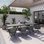 Moderner Gartentisch mit sechs Stühlen auf einer Terrasse, umgeben von Pflanzen, aus der Perspektive von schräg oben fotografiert.