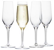 Vier Champagnerkelche, einer mit sprudelndem Getränk gefüllt, aus der Frontalperspektive.