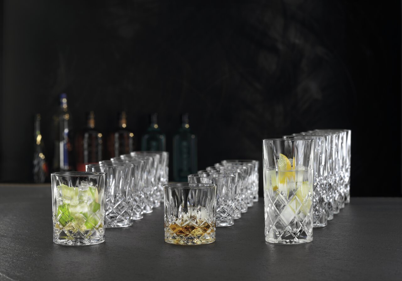Set von Kristallgläsern mit Getränken, seitliche Perspektive