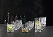 Set von Kristallgläsern mit Getränken, seitliche Perspektive