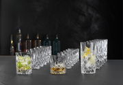 Set von Kristallgläsern mit Getränken, seitliche Perspektive