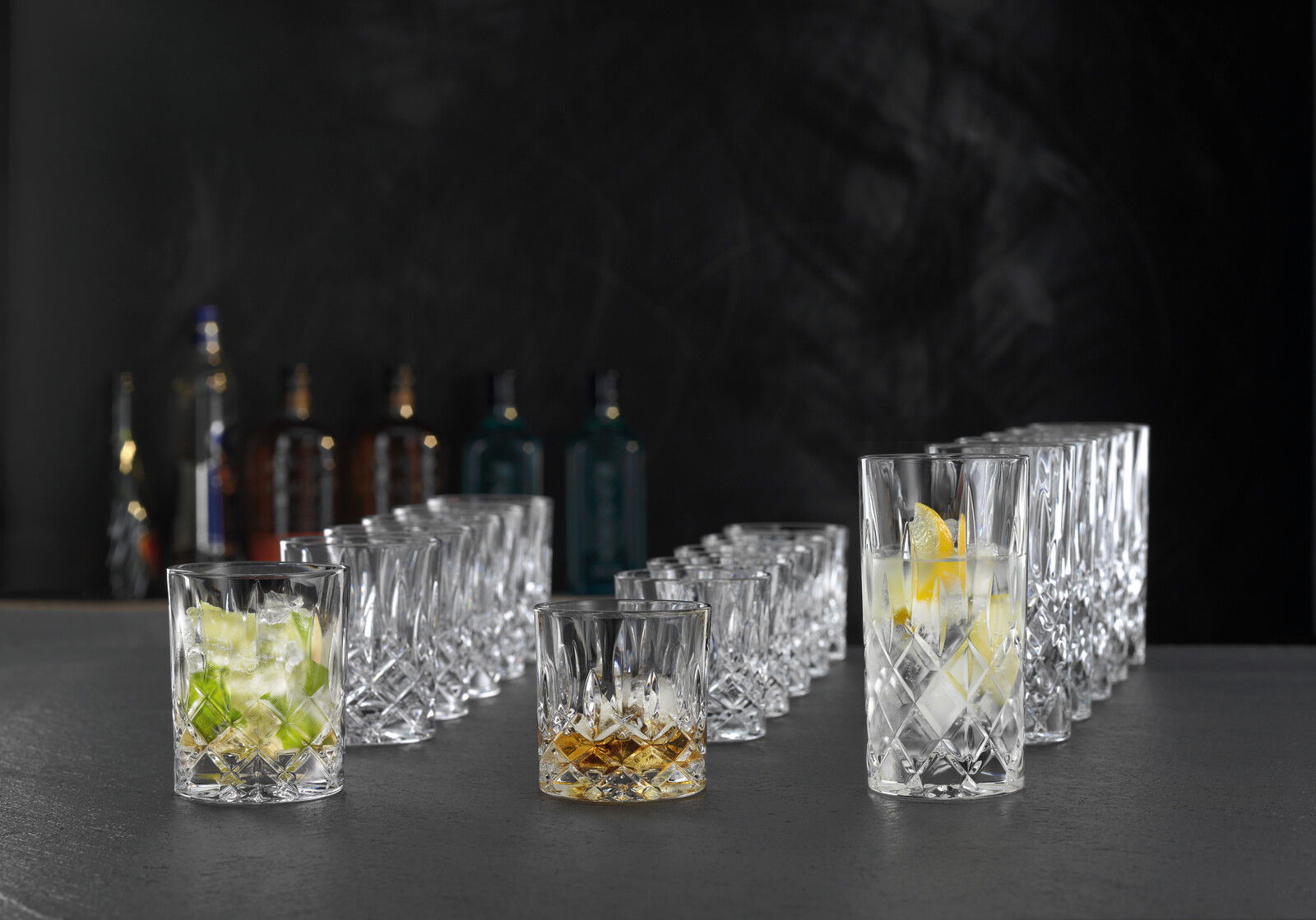 Set von Kristallgläsern mit Getränken, seitliche Perspektive