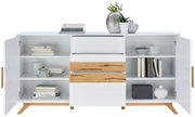 Modernes Sideboard in Weiß mit Holzakzenten, offene Türen und Schubladen, dekoriert mit Büchern und Pflanzen, frontale Ansicht.