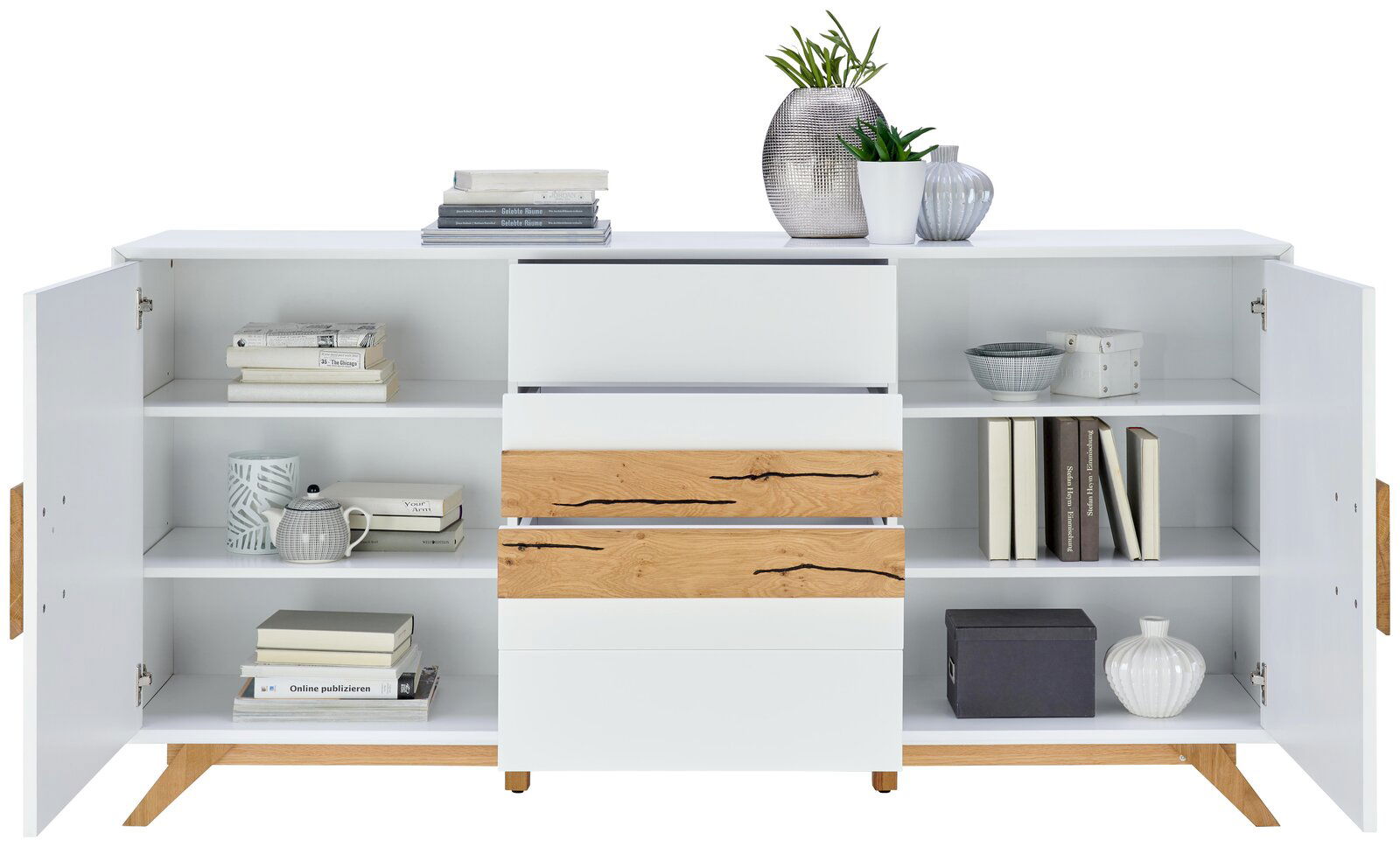 Modernes Sideboard in Weiß mit Holzakzenten, offene Türen und Schubladen, dekoriert mit Büchern und Pflanzen, frontale Ansicht.