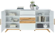 Modernes Sideboard in Weiß mit Holzakzenten, offene Türen und Schubladen, dekoriert mit Büchern und Pflanzen, frontale Ansicht.