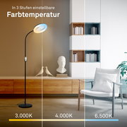 Schwarze LED-Stehleuchte mit rundem Lampenkopf und Bedienfeld am Ständer im Wohnzimmer, Frontansicht; Darstellung der in drei Stufen einstellbaren Farbtemperatur 3000K, 4000K und 6500K
