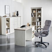 Moderner Schreibtisch in heller Holzoptik, frontal fotografiert, umgeben von passenden Regalen und einem ergonomischen Bürostuhl.