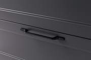 Nahaufnahme eines modernen, dunkelgrauen Waschtisch-Schranks mit einem eleganten schwarzen Griff, seitliche Perspektive
