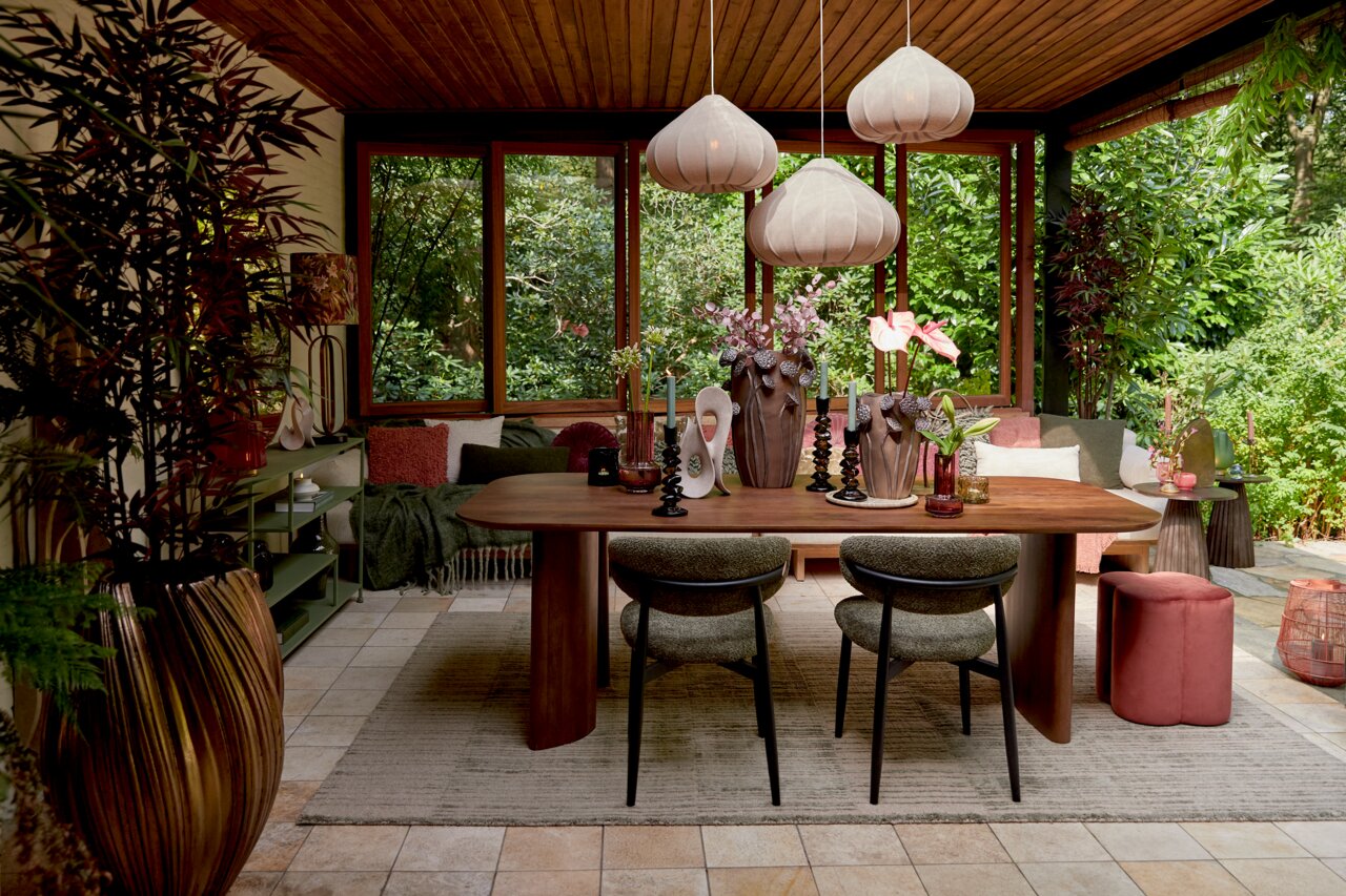 Light&Living Hängeleuchte ZUBEDA Drei Hängeleuchten ZUBEDA in einem stilvoll eingerichteten Raum mit Holztisch und grüner Aussicht, aus der Perspektive des Betrachters auf Augenhöhe.