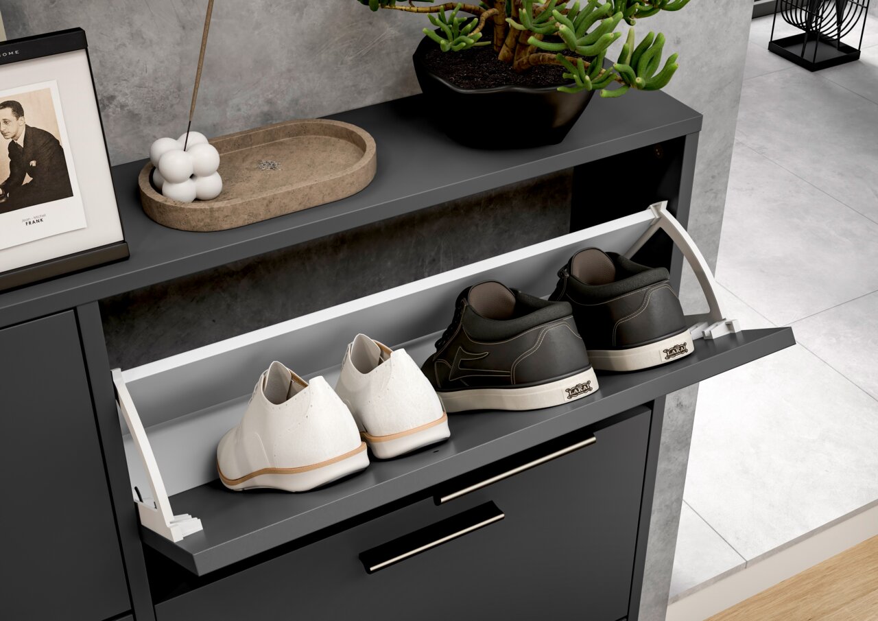 Schuhkipper mit geöffneter Klappe, zeigt zwei Paar Schuhe in einem modernen, grauen Design aus der Vorderansicht.
