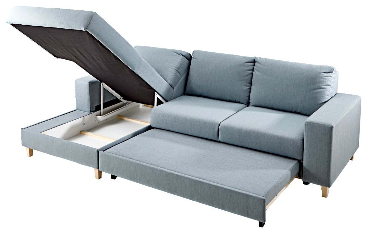 Rundecke Ottli (L) in hellblauem Stoff, mit ausgezogenem Bettkasten und geöffnetem Stauraum, Perspektive von schräg vorne.