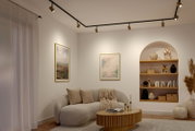 Modernes Wohnzimmer mit schwarzer Decken-Stromschiene und mehreren schwenkbaren Spotlights, Blick leicht von unten in die Raumecke über Sofa und Regal