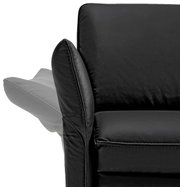 Nahaufnahme eines schwarzen Ledersofas mit verstellbarer Armlehne, seitliche Perspektive