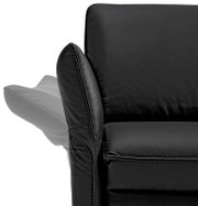 Nahaufnahme eines schwarzen Ledersofas mit verstellbarer Armlehne, seitliche Perspektive
