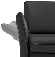 Nahaufnahme eines schwarzen Ledersofas mit verstellbarer Armlehne, seitliche Perspektive