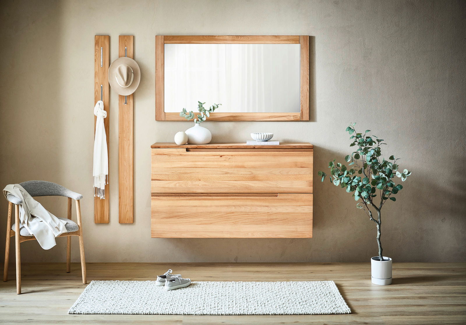 Linea Natura Spiegel LINEA Moderner Eingangsbereich mit hängendem Schuhschrank aus Holz, großem Spiegel und dekorativen Elementen, frontal betrachtet.