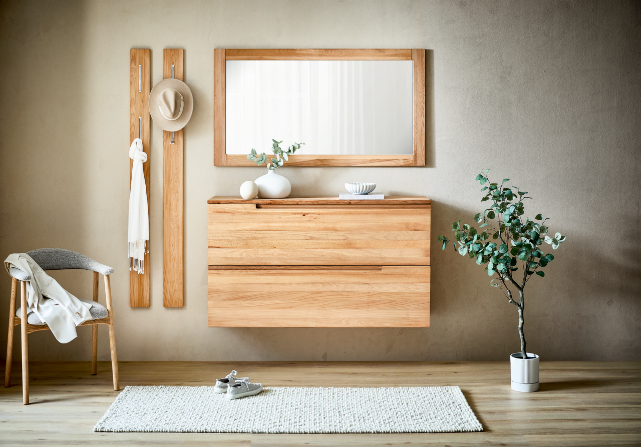 Linea Natura Spiegel LINEA Moderner Eingangsbereich mit hängendem Schuhschrank aus Holz, großem Spiegel und dekorativen Elementen, frontal betrachtet.