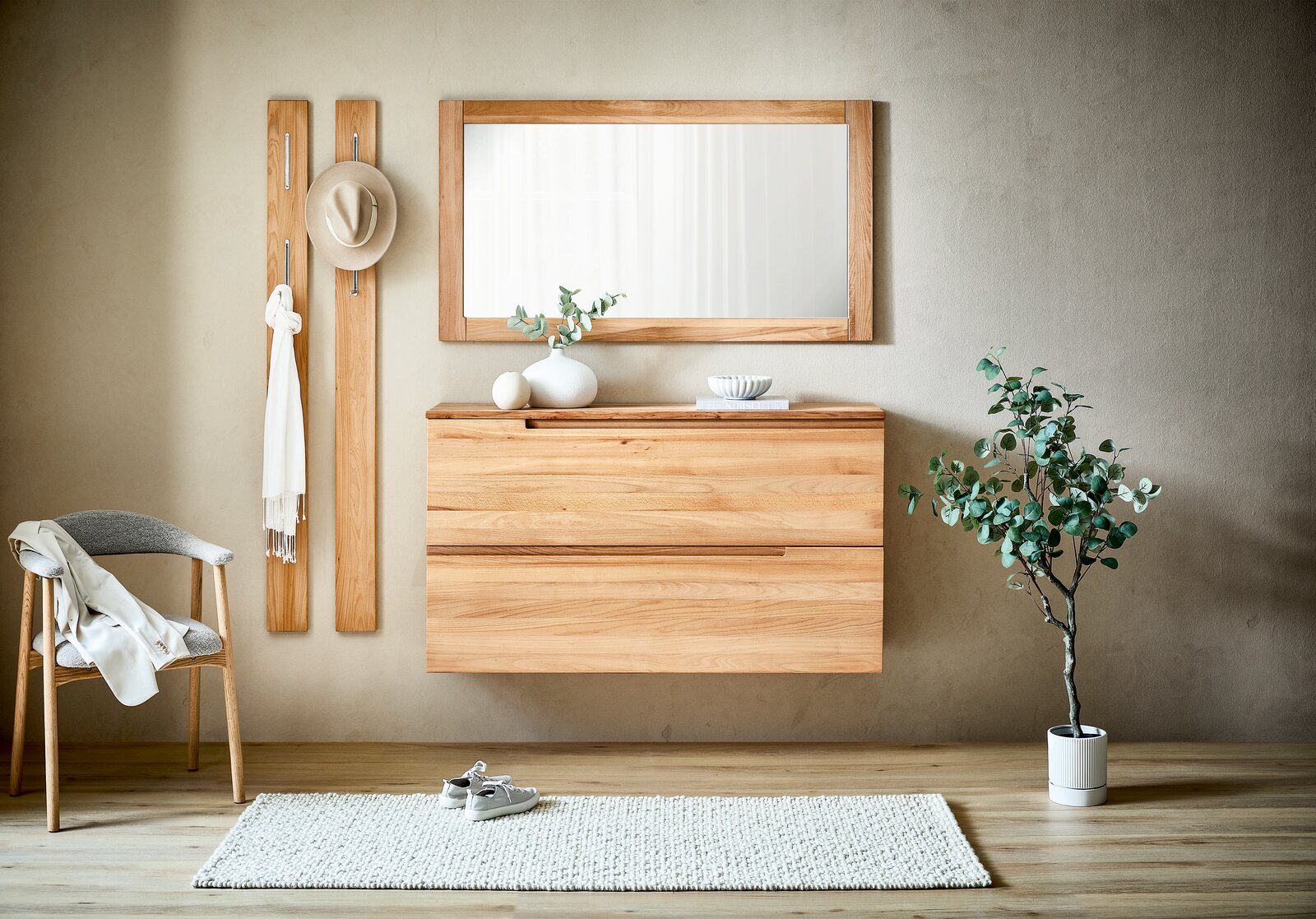 Linea Natura Garderobenpaneel-Set LINEA Moderner Eingangsbereich mit hängendem Schuhschrank aus Holz, großem Spiegel und dekorativen Elementen, frontal betrachtet.