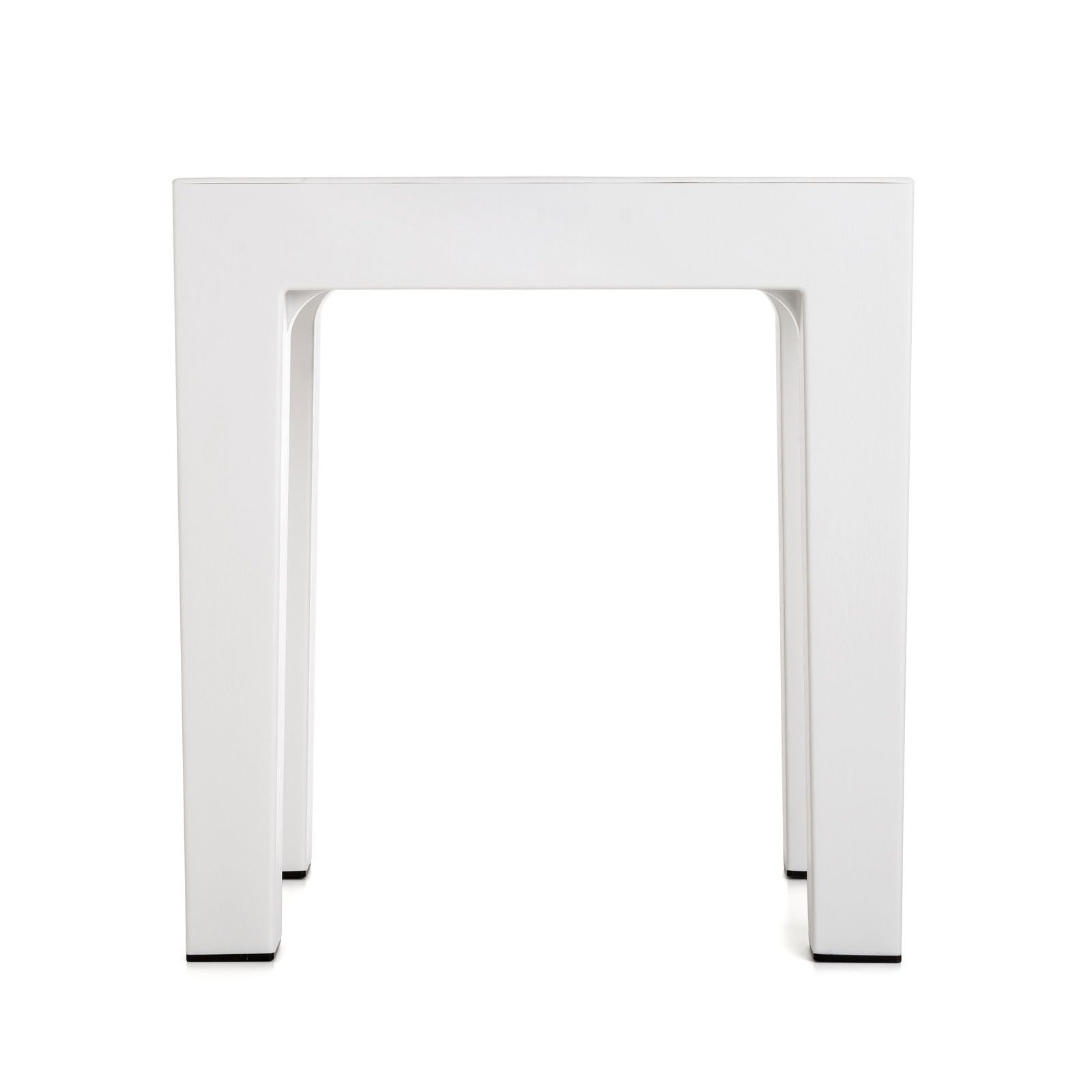 Weißer Hocker aus der Frontalperspektive