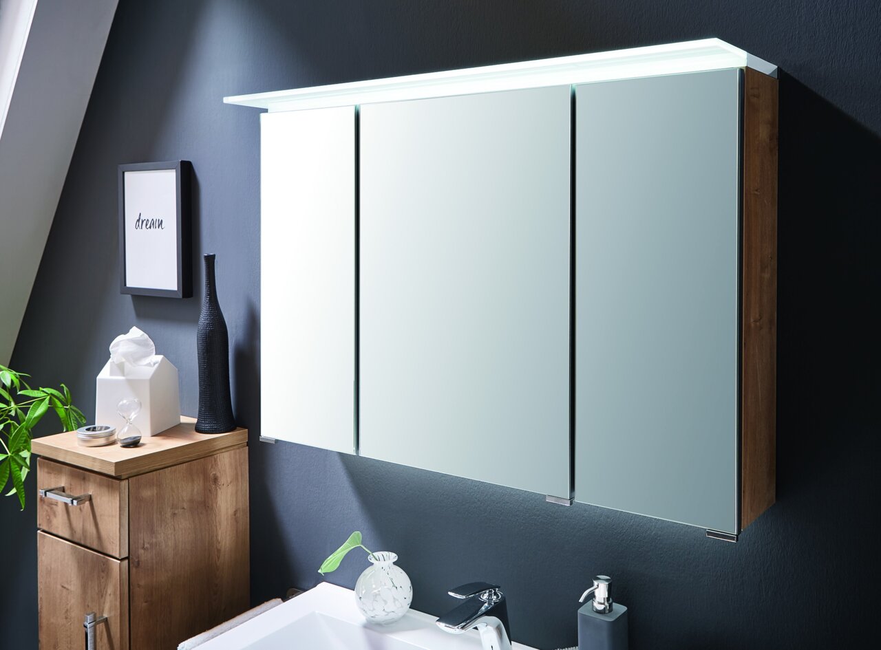 Novel Badkombination NV.017 Spiegelschrank mit drei Türen und integrierter Beleuchtung, seitliche Perspektive