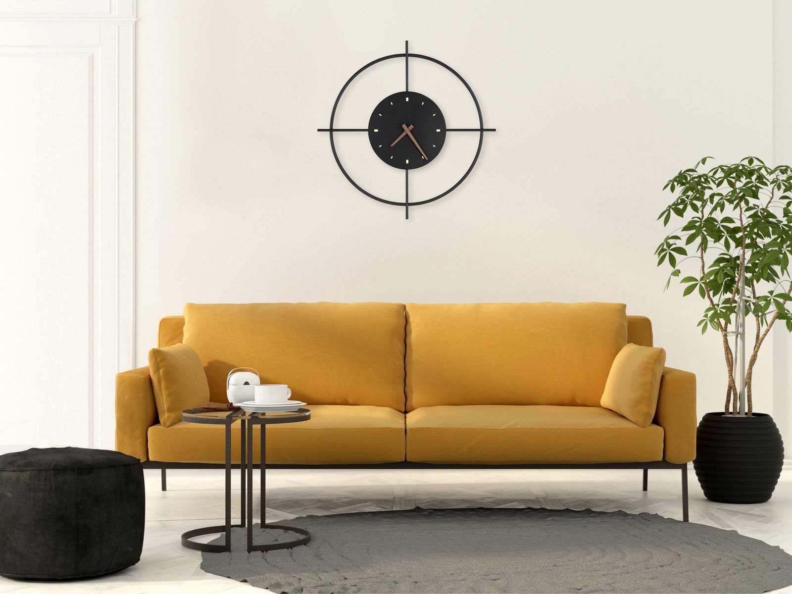 Moderne Wanduhr SUSSY von Globo Lighting in einem stilvollen Wohnzimmer, frontal über einem gelben Sofa platziert.