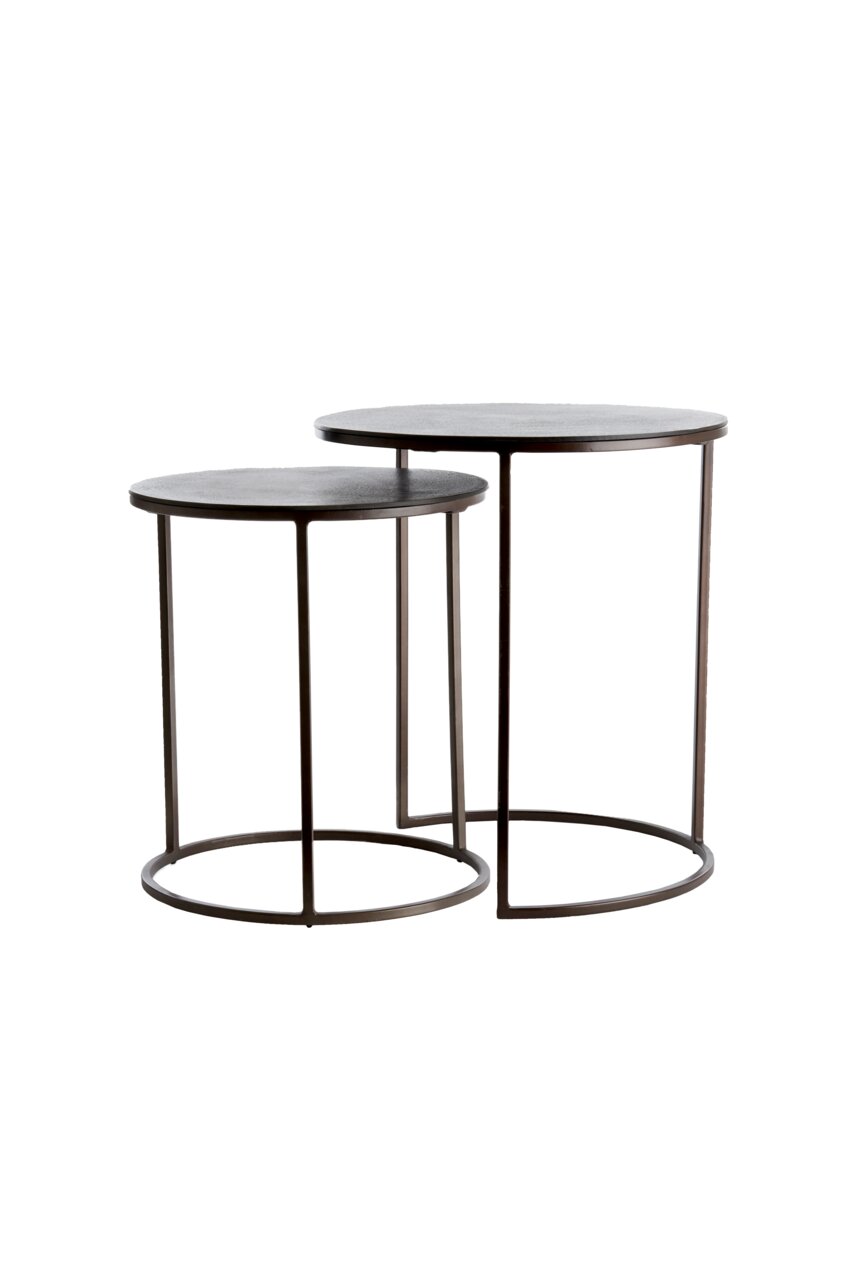 Zwei runde Beistelltische in unterschiedlichen Größen aus Metall mit schwarzer Oberfläche, seitliche Perspektive.