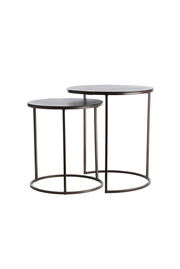 Zwei runde Beistelltische in unterschiedlichen Größen aus Metall mit schwarzer Oberfläche, seitliche Perspektive.