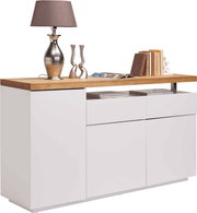 Modernes Sideboard mit weißem Korpus und Holzplatte, dekoriert mit einer Lampe, Büchern und Vasen, seitliche Perspektive