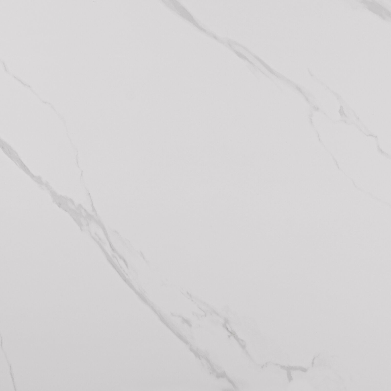 Weiße Marmor- bzw. Steinoptik-Oberfläche mit feiner grauer Maserung, Draufsicht (Top-Down) als flächiges Detail