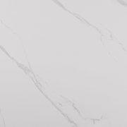 Weiße Marmor- bzw. Steinoptik-Oberfläche mit feiner grauer Maserung, Draufsicht (Top-Down) als flächiges Detail