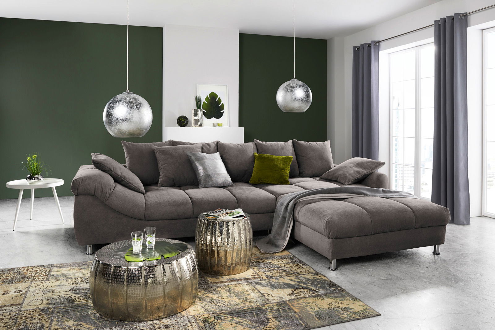 Graue Rundecke mit Kissen in modernem Wohnzimmer, seitliche Perspektive