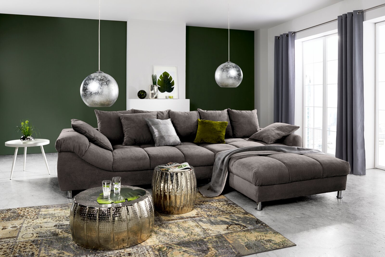 Graue Rundecke mit Kissen in modernem Wohnzimmer, seitliche Perspektive
