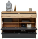 Moderner Hängeschuhschrank aus Holz mit zwei offenen Fächern und zwei Klappen, dekoriert mit Vasen und Accessoires, Frontalansicht.