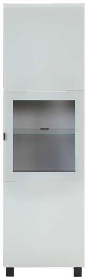 Moderne Vitrine in Weiß mit Glaseinsatz, frontal betrachtet.