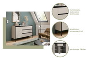 Moderne Kommode mit funktionalen, dekorativen Griffmulden und gradlinigen schwarzen Füßen, aus der Perspektive eines Wohnzimmers mit Dachfenster.